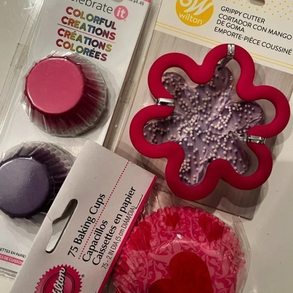 Baking Cups and Cookie Cutter / ❤️ Hearts (NEW)‎ (Home kitchen/x)